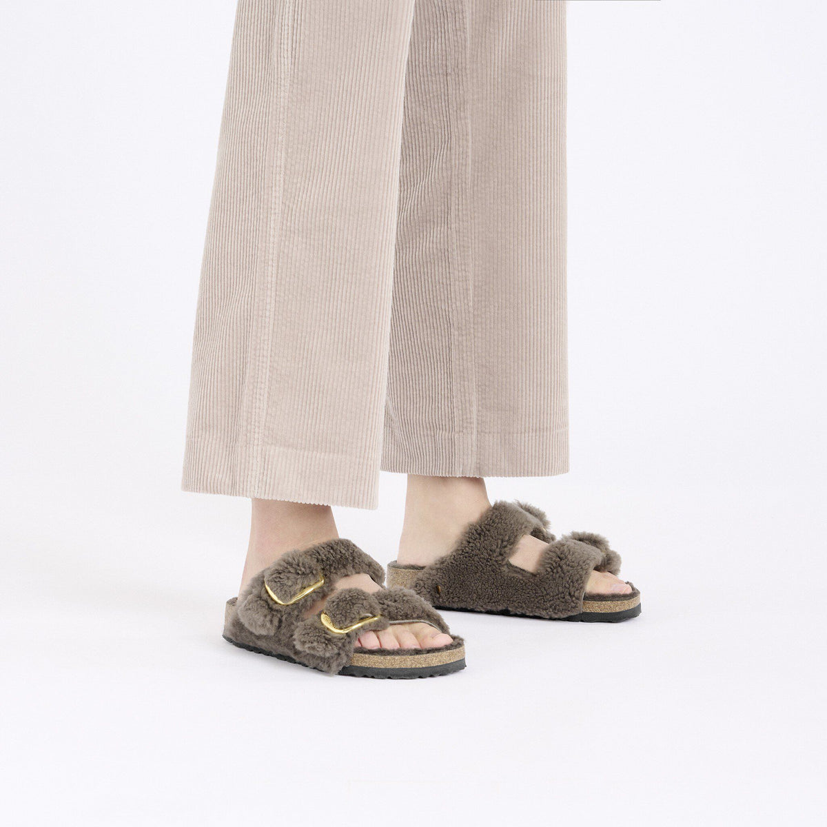 Arizona Big Buckle Shearling in Color Concrete Gray | Birkenstock