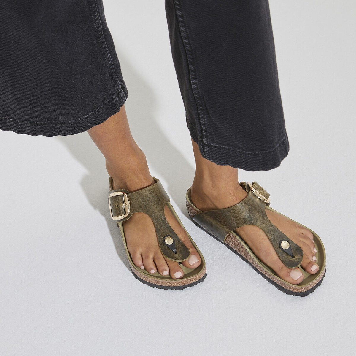 Gizeh Big Buckle Oiled Leather in Color Olive Green | Birkenstock
