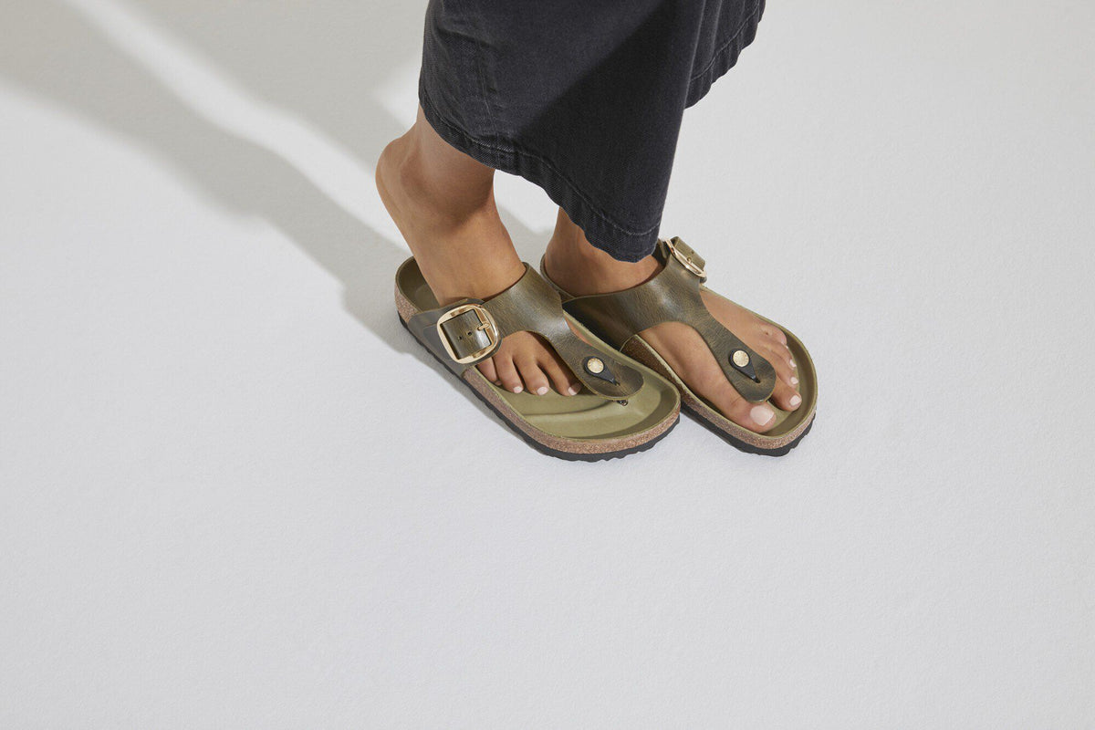 Gizeh Big Buckle Oiled Leather in Color Olive Green | Birkenstock