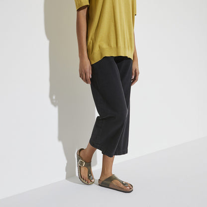 Gizeh Big Buckle Oiled Leather in Color Olive Green | Birkenstock
